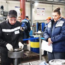 Конкурс профматерства слесарей-ремонтников на самом большом заводе холдинга