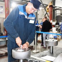 Конкурс профматерства слесарей-ремонтников на самом большом заводе холдинга